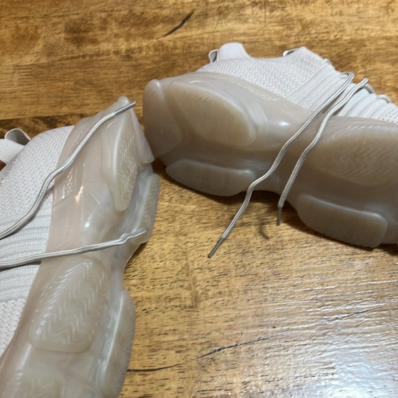 Gray Knit Sneakers with Cushioned Sole and Modern Design - Picture 2 of 4